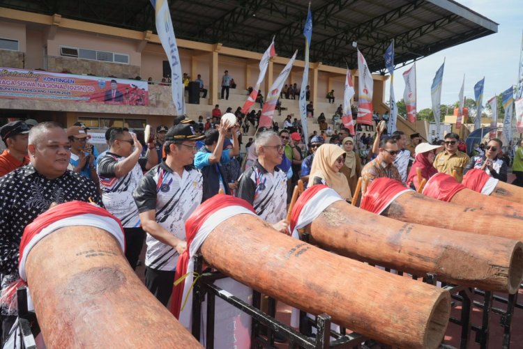 Bupati Pandeglang Raden Dewi Setiani bersama Skeretaris Daerah memukul bedug sebagai tanda dibukanya O2SN tingkat SD 2026 di Stadion Badak Kuranten.