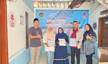 SPPG Sindanglaya 02 Pagelaran, Bagikan Buku Kepada Anak Yatim Piatu