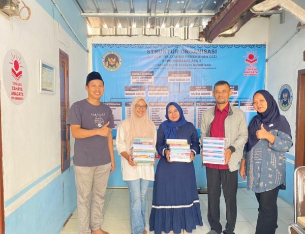 SPPG Sindanglaya 02 Pagelaran, Bagikan Buku Kepada Anak Yatim Piatu