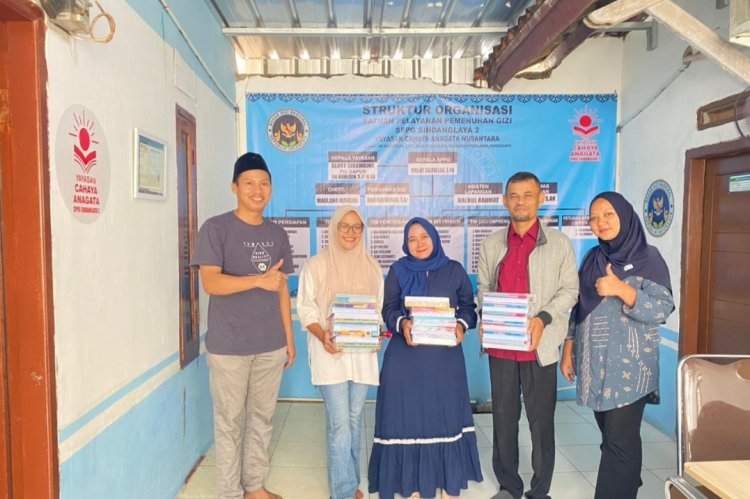 SPPG Sindanglaya 02 Pagelaran, Bagikan Buku Kepada Anak Yatim Piatu