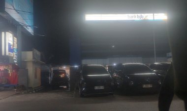 Masyarakat Keluhkan Bahu Jalan Digunakan Penyimpanan Mobil Pegawai, Bank BJB Cabang Labuan Diduga Abaikan Peraturan Pemerintah No 34 2006