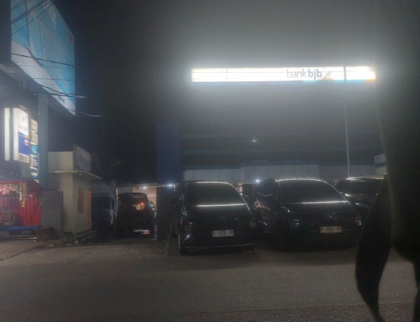 Masyarakat Keluhkan Bahu Jalan Digunakan Penyimpanan Mobil Pegawai, Bank BJB Cabang Labuan Diduga Abaikan Peraturan Pemerintah No 34 2006