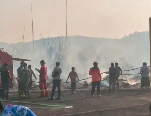 Babinsa Kodim 0605/Subang Bantu Padamkan Kebakaran Lahan Kosong di Subang