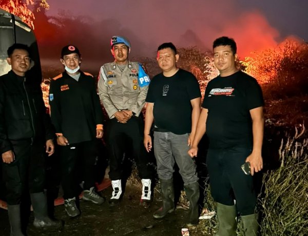 Polsek Cikedal, BPBDPK, Kecamatan Cikedal dan Pemdes Karyautama Lakukan Evakuasi dan Penanganan Kebakaran TPA Lame Luhur Cikedal