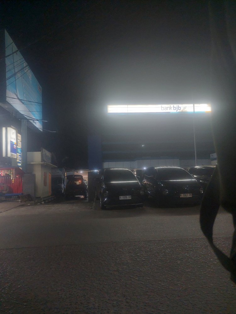 Masyarakat Keluhkan Bahu Jalan Digunakan Penyimpanan Mobil Pegawai, Bank BJB Cabang Labuan Diduga Abaikan Peraturan Pemerintah No 34 2006
