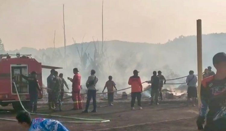 Babinsa Kodim 0605/Subang Bantu Padamkan Kebakaran Lahan Kosong di Subang