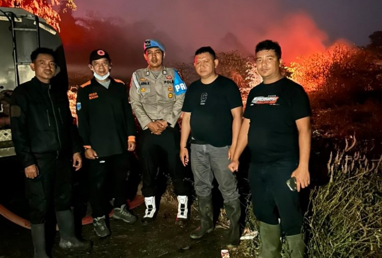 Polsek Cikedal, BPBDPK, Kecamatan Cikedal dan Pemdes Karyautama Lakukan Evakuasi dan Penanganan Kebakaran TPA Lame Luhur Cikedal