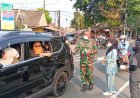 Waspada Abu Vulkanik Anak Krakatau, Koramil Cadasari dan Puskesmas Pagadungan Bagikan 1.000 Masker