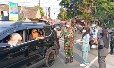Waspada Abu Vulkanik Anak Krakatau, Koramil Cadasari dan Puskesmas Pagadungan Bagikan 1.000 Masker