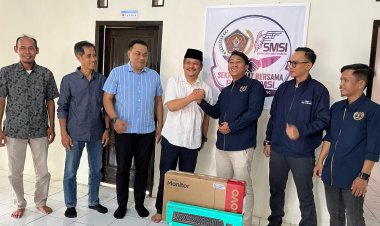 Komitmen Dukung Jurnalisme Profesional, Fraksi Demokrat Pandeglang Bantu Komputer Sekber PWI-SMSI