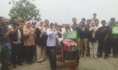Bupati Dewi Setiani Salurkan Alsintan dan Ternak Senilai Miliaran Rupiah
