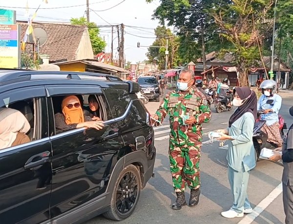 Waspada Abu Vulkanik Anak Krakatau, Koramil Cadasari dan Puskesmas Pagadungan Bagikan 1.000 Masker