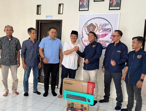 Komitmen Dukung Jurnalisme Profesional, Fraksi Demokrat Pandeglang Bantu Komputer Sekber PWI-SMSI