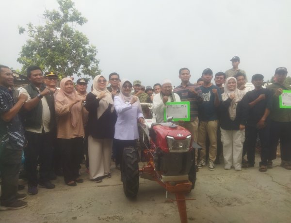 Bupati Dewi Setiani Salurkan Alsintan dan Ternak Senilai Miliaran Rupiah