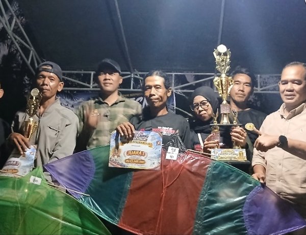 Ketua Komisi IV DPRD Pandeglang TB. Udi Juhdi, Hadiri Acara Pelombaan Layang-layang Di Desa Pasirkadu Kecamatan Sukaresmi