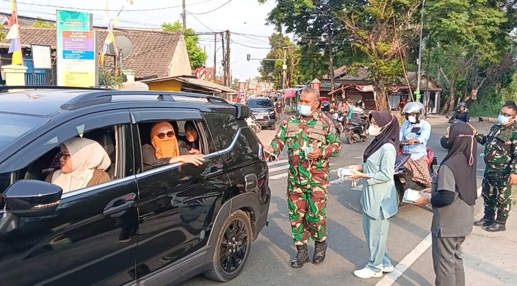 Waspada Abu Vulkanik Anak Krakatau, Koramil Cadasari dan Puskesmas Pagadungan Bagikan 1.000 Masker