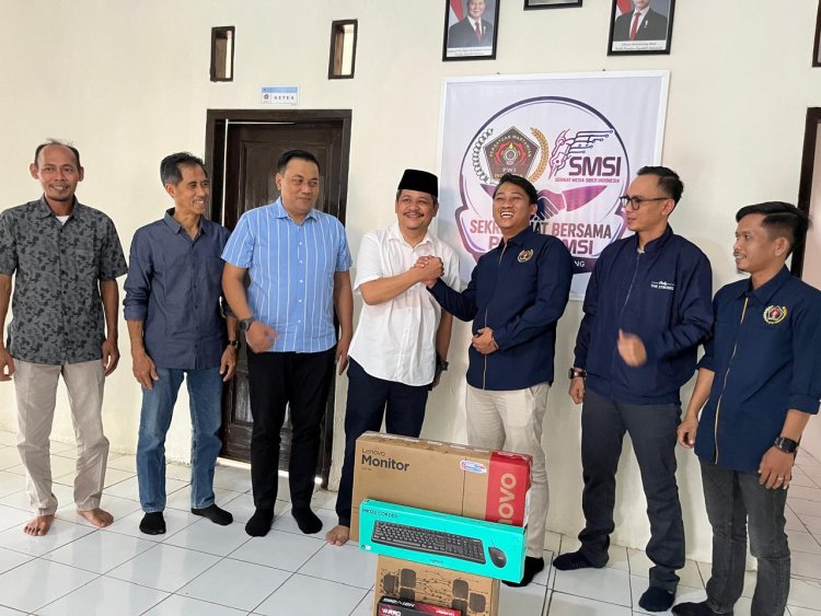 Komitmen Dukung Jurnalisme Profesional, Fraksi Demokrat Pandeglang Bantu Komputer Sekber PWI-SMSI