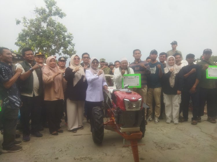 Bupati Dewi Setiani Salurkan Alsintan dan Ternak Senilai Miliaran Rupiah