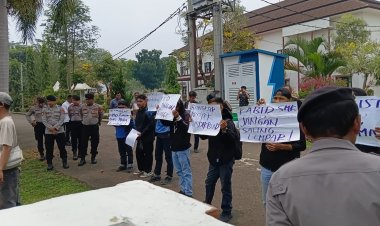 Aroma Maladministrasi Proyek Rp8,8 Miliar SMKN 15, Massa Kepung KCD Pandeglang Desak Kontraktor Di-blacklist!