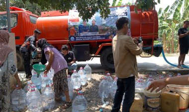 Bantuan Warga Terdampak Kemarau Panjang, DPC PJS dan BNPB Pandeglang Pasok Air Bersih Ke Desa Kolelet