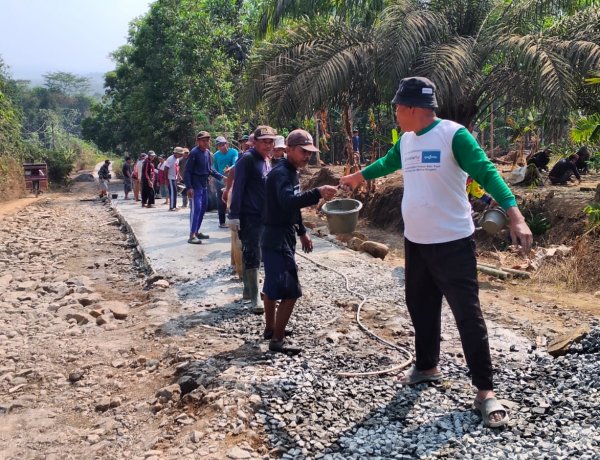 10 Tahun Terbengkalai, Warga Kadubadak Pandeglang Patungan Rp12 Juta Perbaiki Jalan Kabupaten
