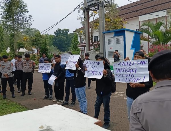 Aroma Maladministrasi Proyek Rp8,8 Miliar SMKN 15, Massa Kepung KCD Pandeglang Desak Kontraktor Di-blacklist!