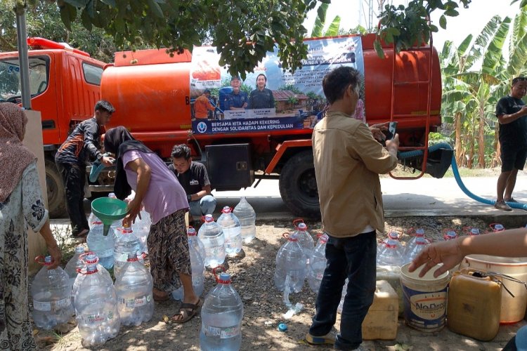 Bantuan Warga Terdampak Kemarau Panjang, DPC PJS dan BNPB Pandeglang Pasok Air Bersih Ke Desa Kolelet