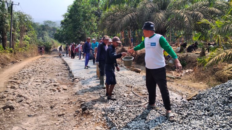 10 Tahun Terbengkalai, Warga Kadubadak Pandeglang Patungan Rp12 Juta Perbaiki Jalan Kabupaten