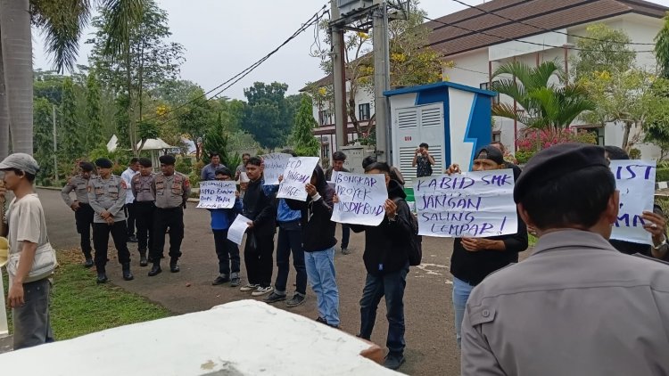 Aroma Maladministrasi Proyek Rp8,8 Miliar SMKN 15, Massa Kepung KCD Pandeglang Desak Kontraktor Di-blacklist!