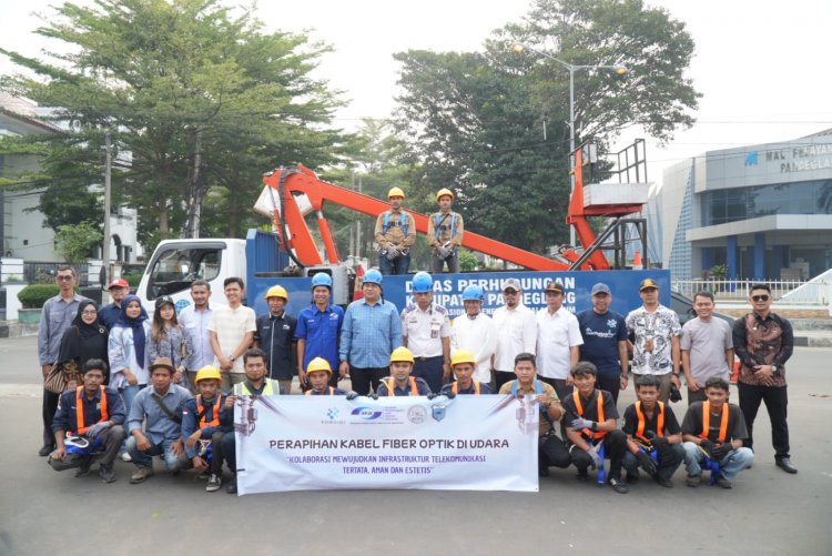 Pemkab Pandeglang Bersama APJII dan Komunitas Kopi Tata 14 Kilometer Kabel Fiber Optik Semrawut